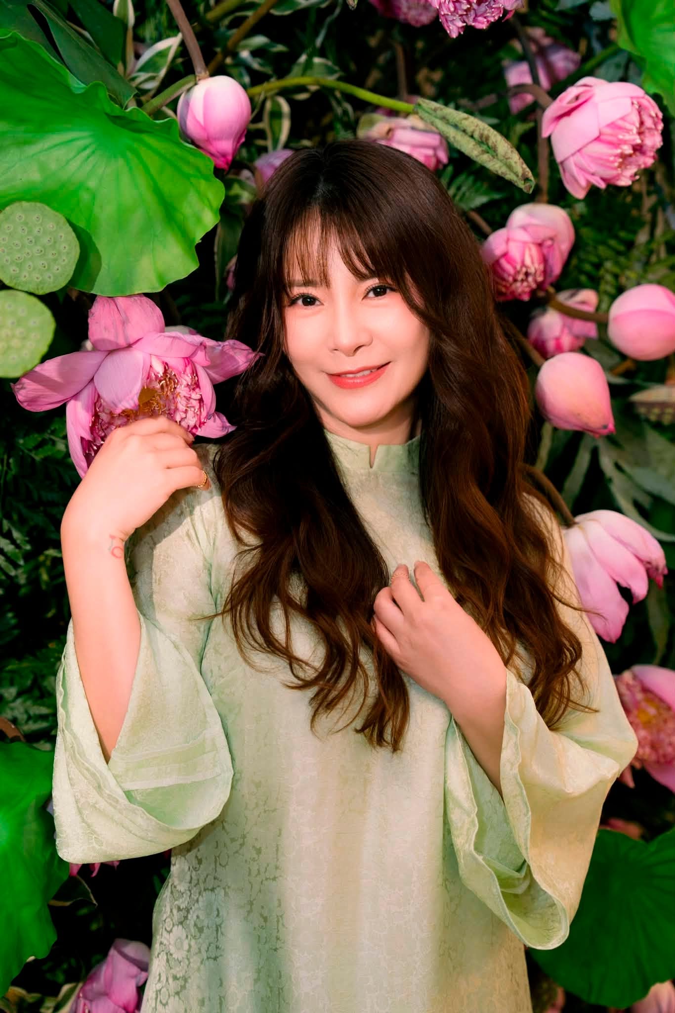 Gallery - Sao Việt 10/7: Lộ diện mạo mới nhất của Hoài Linh khi trở về Mỹ; Xót xa hình ảnh NSND Tạ Minh Tâm ngồi bên huyệt mộ của vợ - image 26
