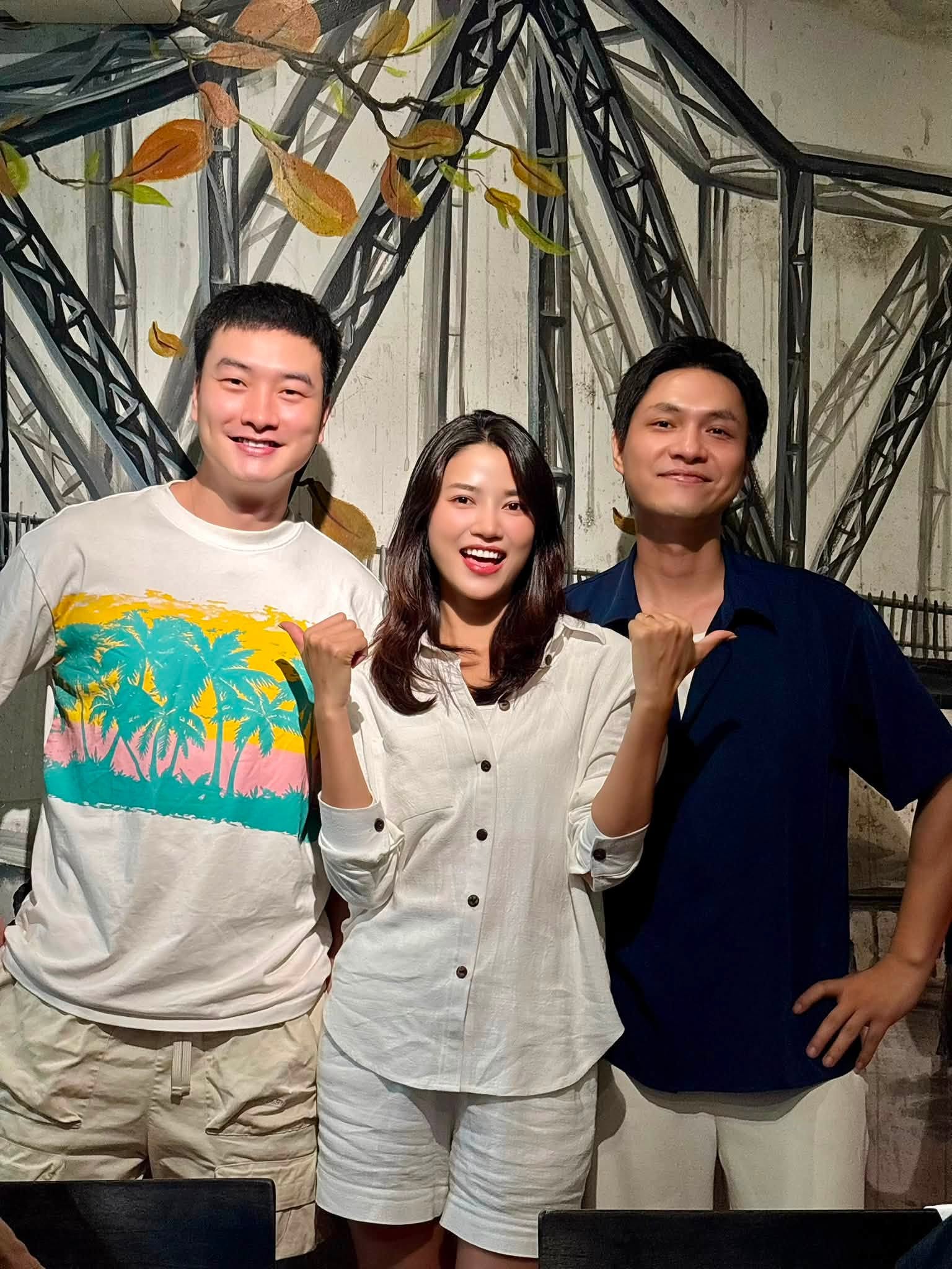 Gallery - Sao Việt 10/7: Lộ diện mạo mới nhất của Hoài Linh khi trở về Mỹ; Xót xa hình ảnh NSND Tạ Minh Tâm ngồi bên huyệt mộ của vợ - image 31