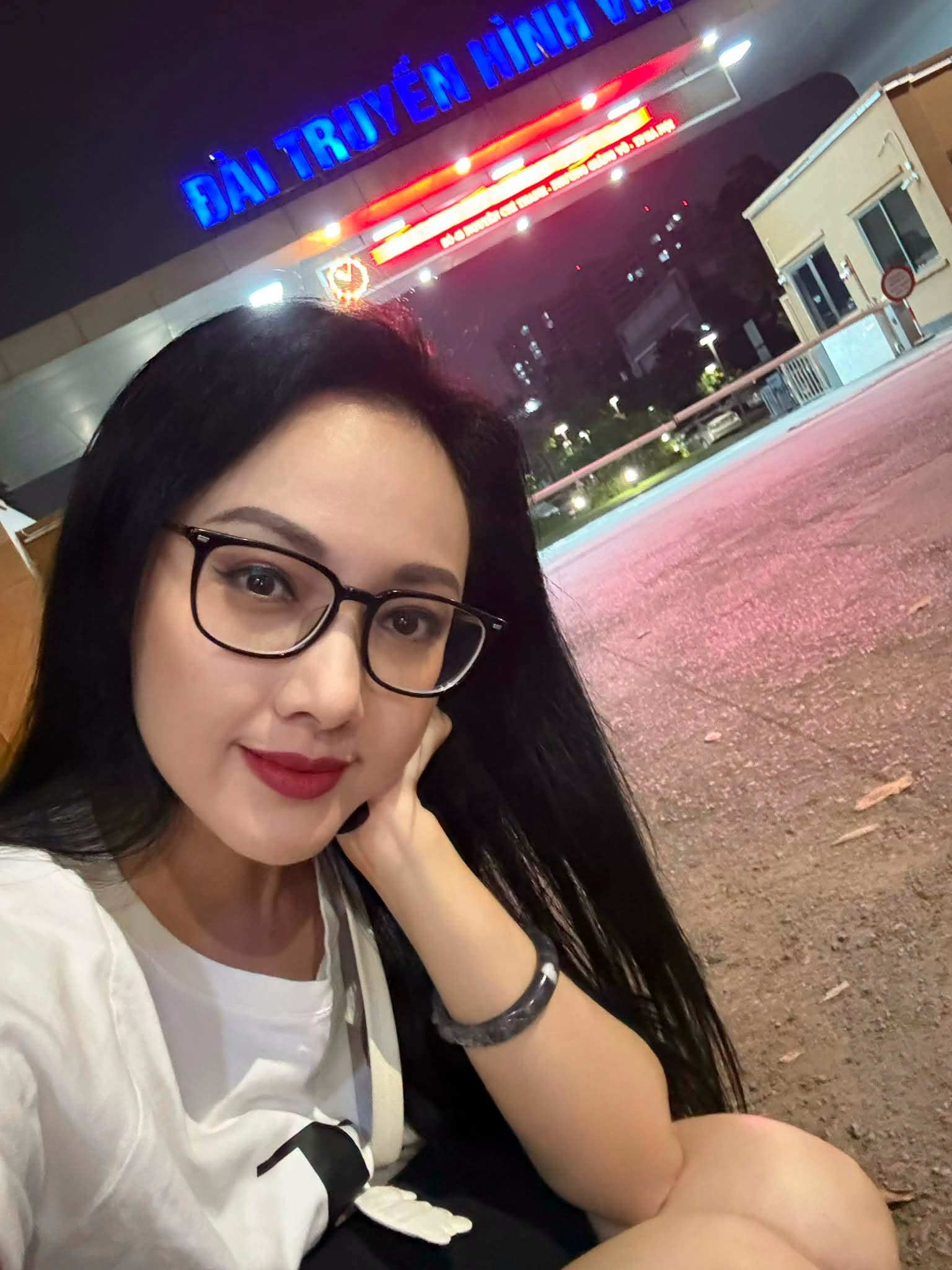 Gallery - Sao Việt 10/7: Lộ diện mạo mới nhất của Hoài Linh khi trở về Mỹ; Xót xa hình ảnh NSND Tạ Minh Tâm ngồi bên huyệt mộ của vợ - image 33