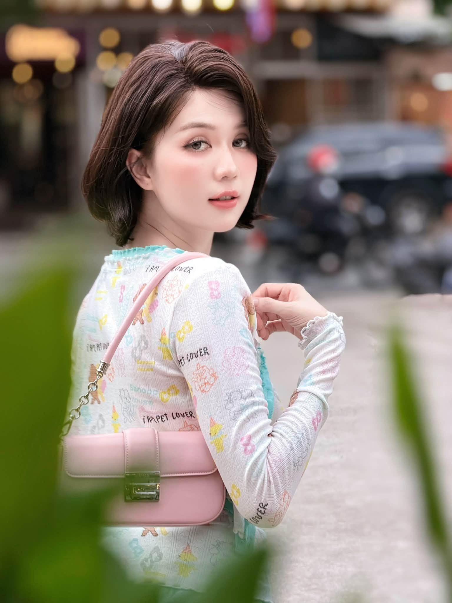 Gallery - Sao Việt 11/7: Nhan sắc vợ thiếu gia nhựa Duy Tân qua camera thường; Vợ Huỳnh Anh nhận tin nhắn: 'Gớm, già, xấu, tha cho người ta đi lấy vợ' - image 21