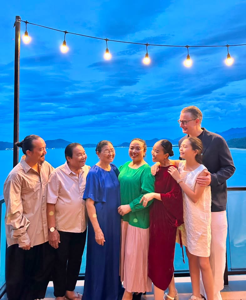 Gallery - Sao Việt 10/7: Lộ diện mạo mới nhất của Hoài Linh khi trở về Mỹ; Xót xa hình ảnh NSND Tạ Minh Tâm ngồi bên huyệt mộ của vợ - image 36