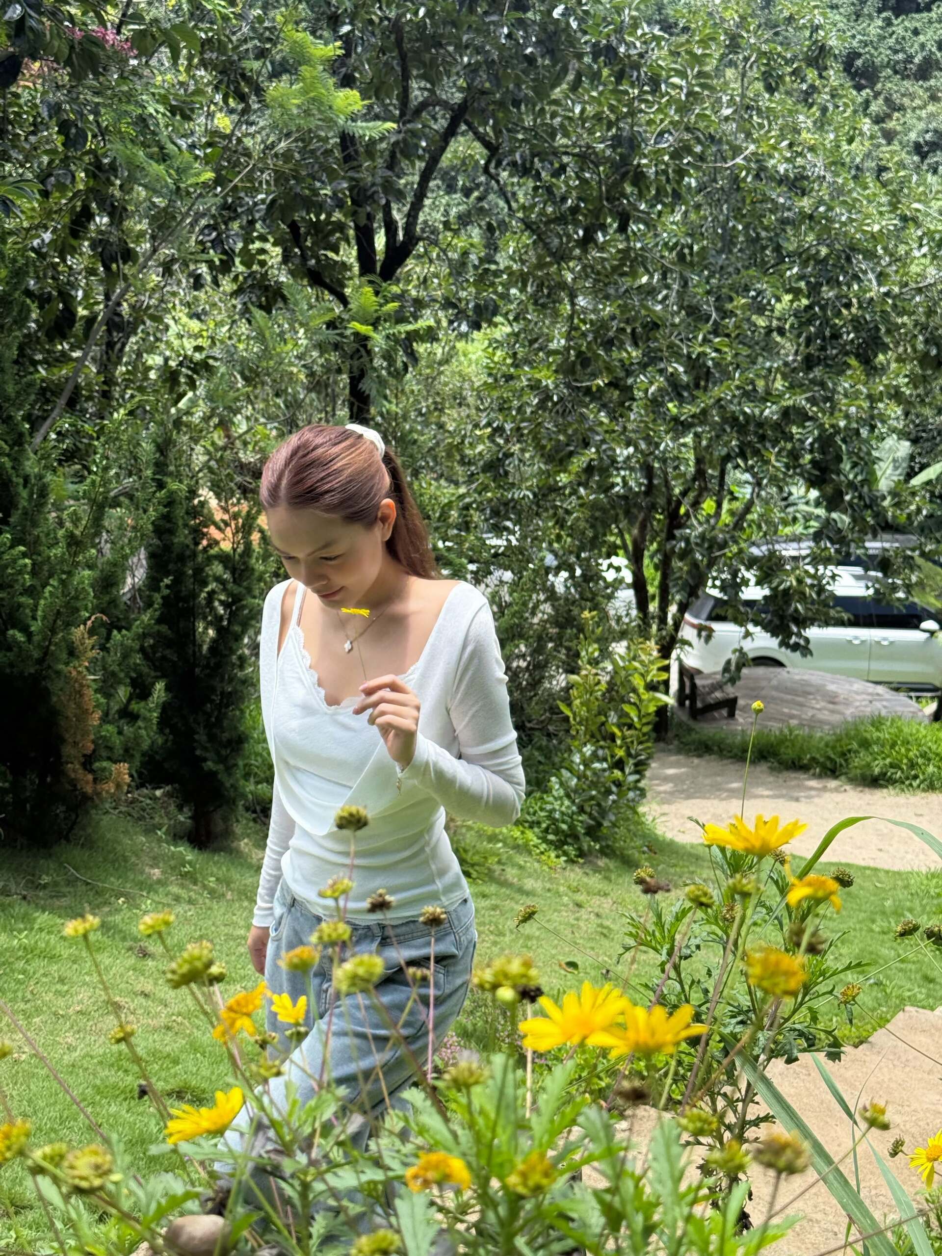 Gallery - Sao Việt 10/7: Lộ diện mạo mới nhất của Hoài Linh khi trở về Mỹ; Xót xa hình ảnh NSND Tạ Minh Tâm ngồi bên huyệt mộ của vợ - image 43