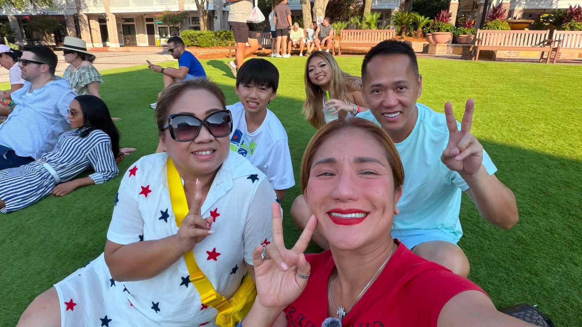 Gallery - Sao Việt 10/7: Lộ diện mạo mới nhất của Hoài Linh khi trở về Mỹ; Xót xa hình ảnh NSND Tạ Minh Tâm ngồi bên huyệt mộ của vợ - image 50