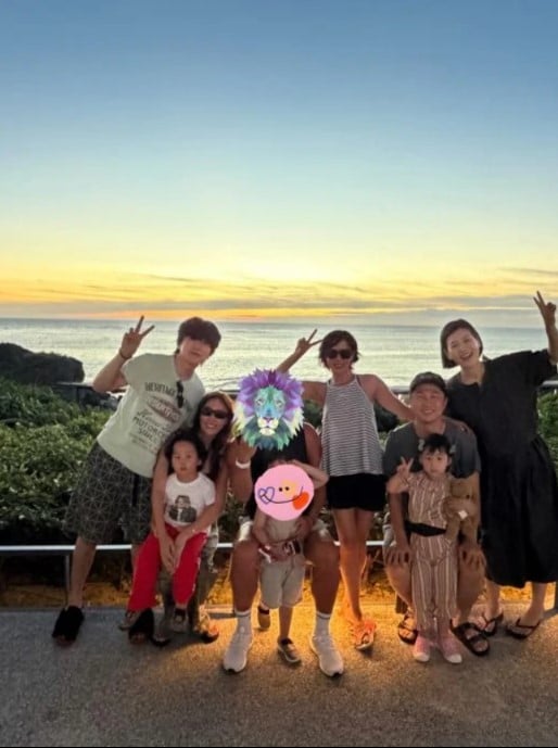 Gallery - Hyun Bin - Son Ye Jin đưa con trai đi chơi Disneyland, ảnh cận hé lộ diện mạo của quý tử 3 tuổi, 'đẹp như được AI tạo ra' - image 3
