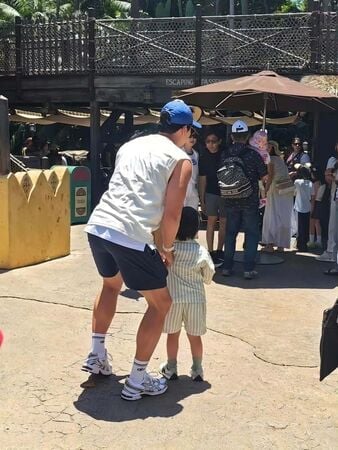 Gallery - Hyun Bin - Son Ye Jin đưa con trai đi chơi Disneyland, ảnh cận hé lộ diện mạo của quý tử 3 tuổi, 'đẹp như được AI tạo ra' - image 4