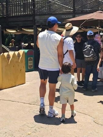 Gallery - Hyun Bin - Son Ye Jin đưa con trai đi chơi Disneyland, ảnh cận hé lộ diện mạo của quý tử 3 tuổi, 'đẹp như được AI tạo ra' - image 5
