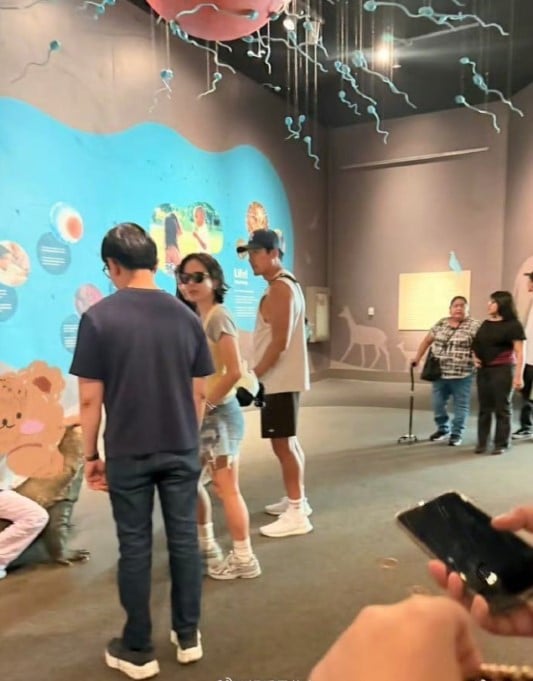 Gallery - Hyun Bin - Son Ye Jin đưa con trai đi chơi Disneyland, ảnh cận hé lộ diện mạo của quý tử 3 tuổi, 'đẹp như được AI tạo ra' - image 6