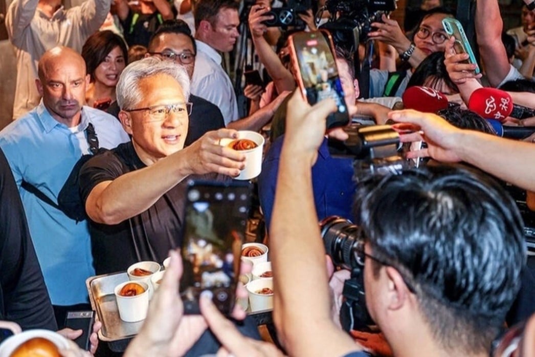 Gallery - Cha mẹ người 'giàu nhất ngành AI' sống thế nào? Bức ảnh căn nhà cũ kỹ, tường gạch bong tróc của CEO Nvidia khiến nhiều người suy ngẫm