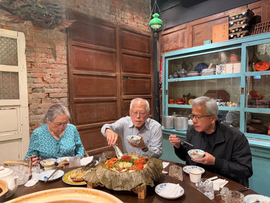Gallery - Cha mẹ người 'giàu nhất ngành AI' sống thế nào? Bức ảnh căn nhà cũ kỹ, tường gạch bong tróc của CEO Nvidia khiến nhiều người suy ngẫm - image 1
