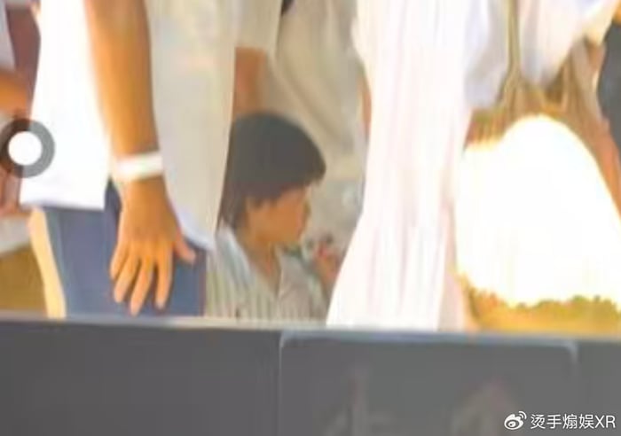 Gallery - Hyun Bin - Son Ye Jin đưa con trai đi chơi Disneyland, ảnh cận hé lộ diện mạo của quý tử 3 tuổi, 'đẹp như được AI tạo ra' - image 9