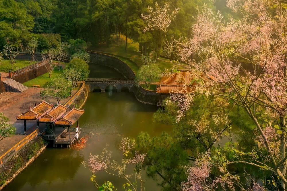 Gallery - Vị vua triều Nguyễn có tới 103 bà vợ nhưng không có lấy một người con ruột, nhận 3 người cháu làm con nuôi, huy động hàng vạn binh lính và phu phen xây dựng lăng tẩm trong gần 40 năm - image 2