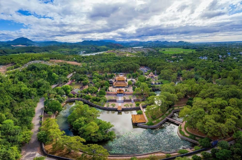 Gallery - Vị vua triều Nguyễn có tới 103 bà vợ nhưng không có lấy một người con ruột, nhận 3 người cháu làm con nuôi, huy động hàng vạn binh lính và phu phen xây dựng lăng tẩm trong gần 40 năm - image 3