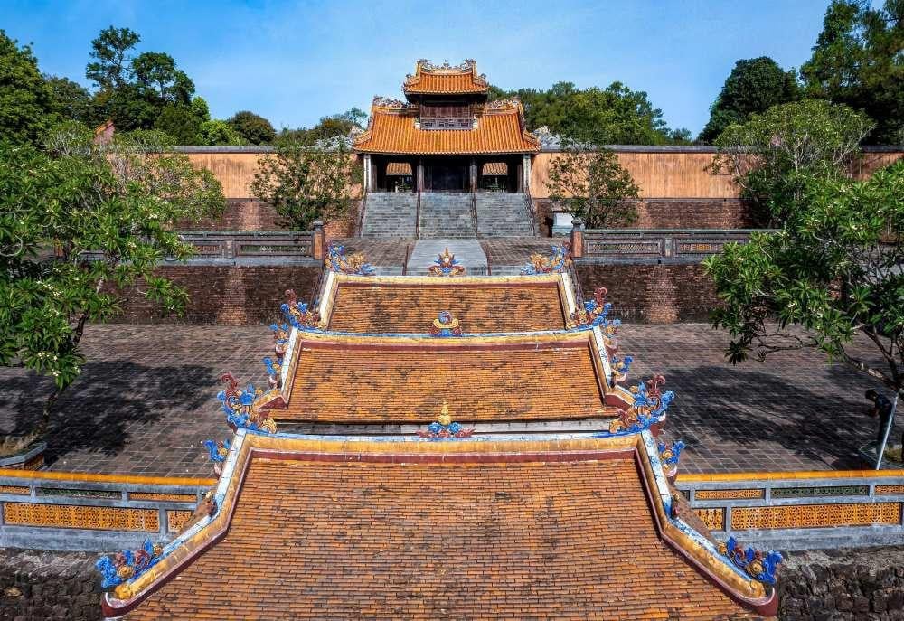 Gallery - Vị vua triều Nguyễn có tới 103 bà vợ nhưng không có lấy một người con ruột, nhận 3 người cháu làm con nuôi, huy động hàng vạn binh lính và phu phen xây dựng lăng tẩm trong gần 40 năm - image 4