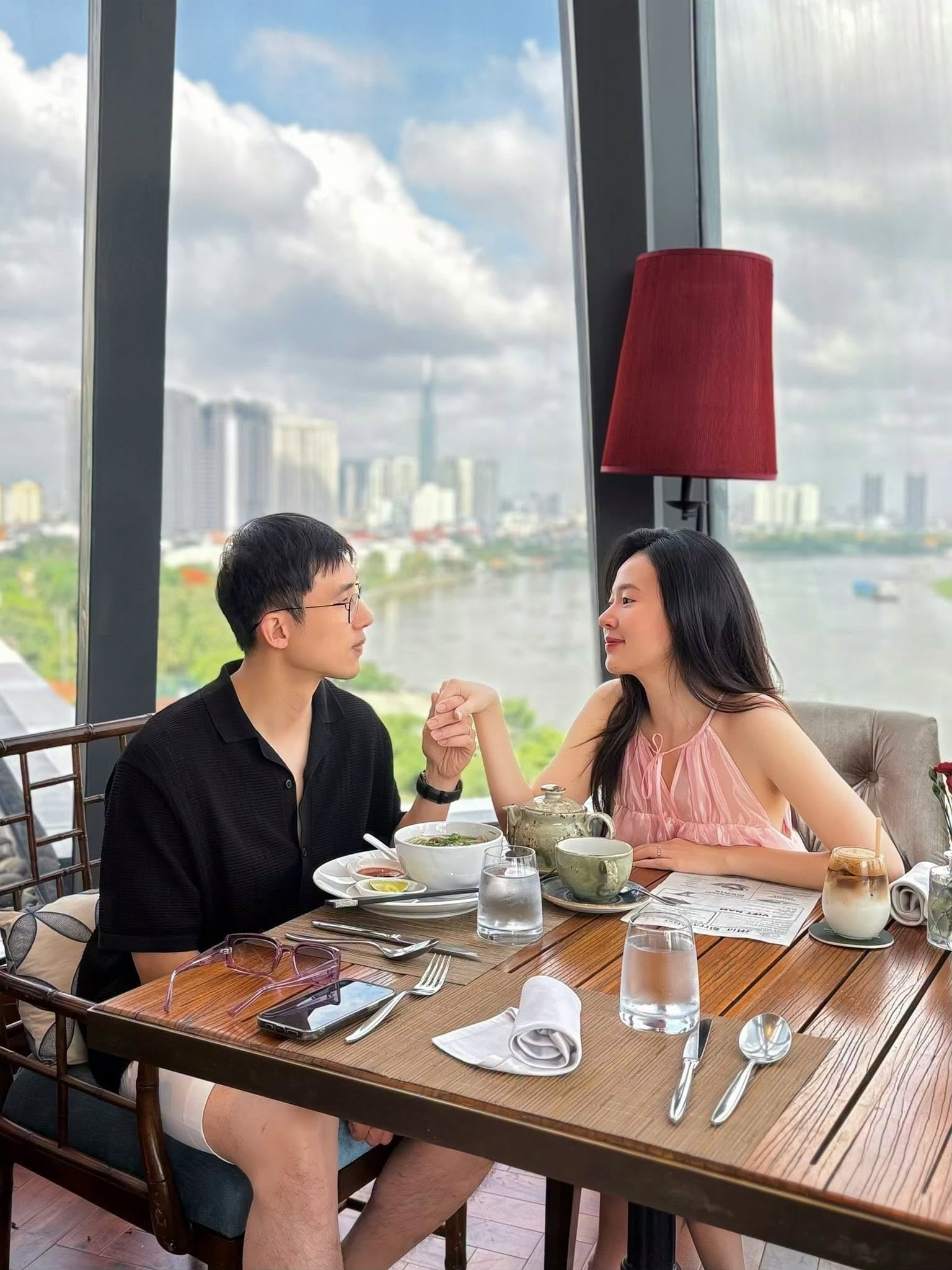 Gallery - Sao Việt 11/7: Nhan sắc vợ thiếu gia nhựa Duy Tân qua camera thường; Vợ Huỳnh Anh nhận tin nhắn: 'Gớm, già, xấu, tha cho người ta đi lấy vợ' - image 30