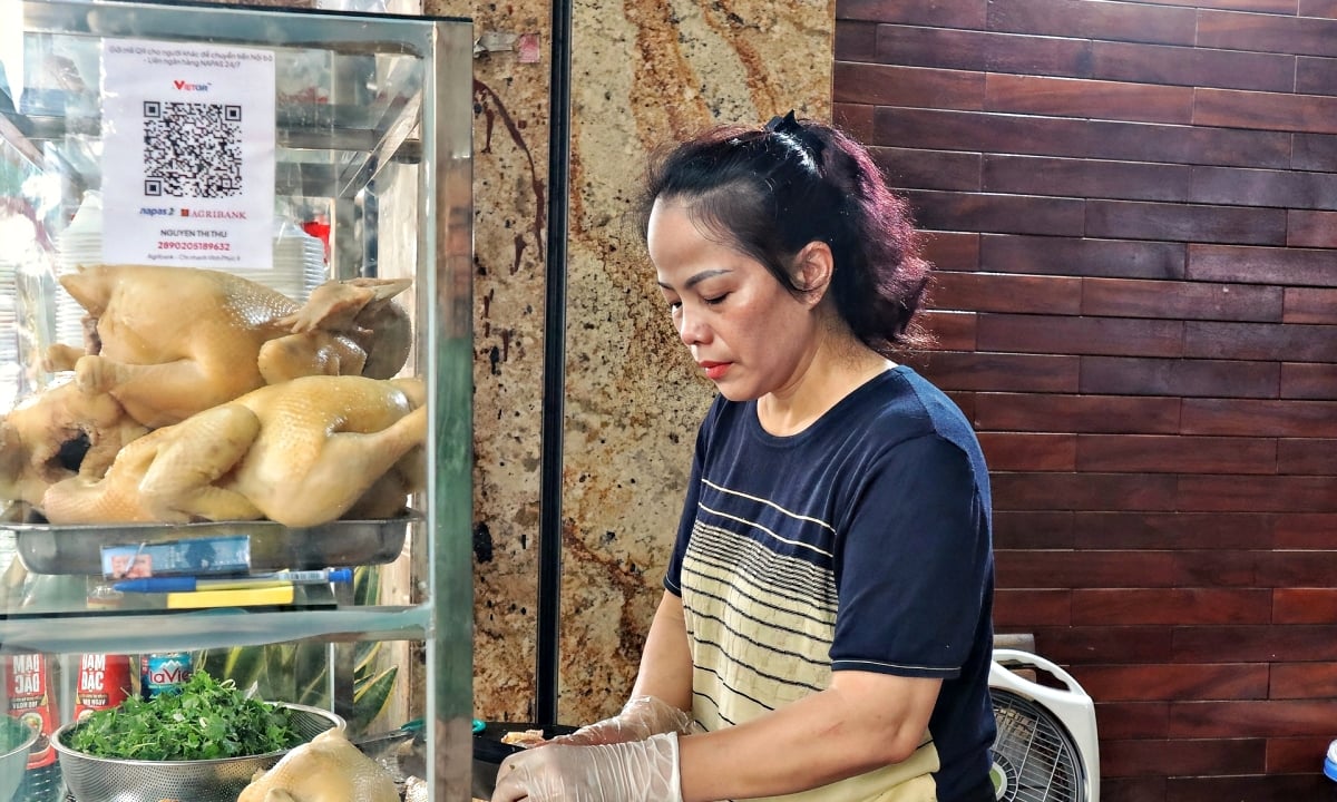 Gallery - Rời phố cổ Hà Nội, quán phở gà 34 năm đổi giờ bán vẫn cháy hàng sau 3 tiếng, khách tới ăn 5-6 lần mỗi tuần không chán - image 1