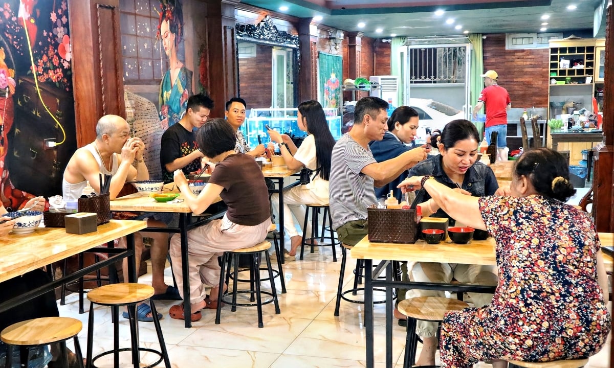 Gallery - Rời phố cổ Hà Nội, quán phở gà 34 năm đổi giờ bán vẫn cháy hàng sau 3 tiếng, khách tới ăn 5-6 lần mỗi tuần không chán - image 4