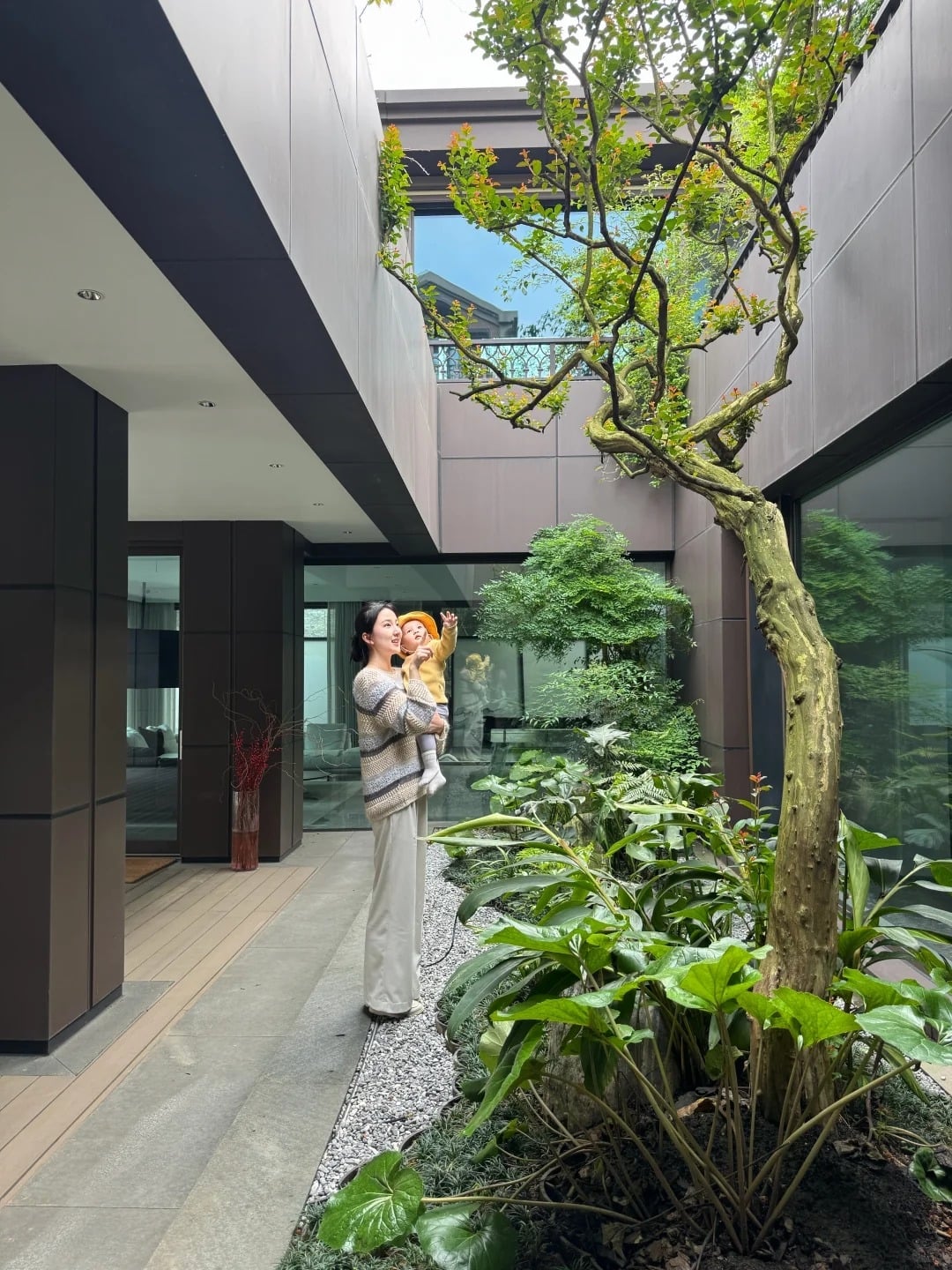 Gallery - Chọn biệt thự thay vì căn hộ cao cấp, bà mẹ hai con biến không gian 1.000m² thành thế giới tuổi thơ: Công viên trong nhà, có cả rạp chiếu phim 770 triệu - image 1