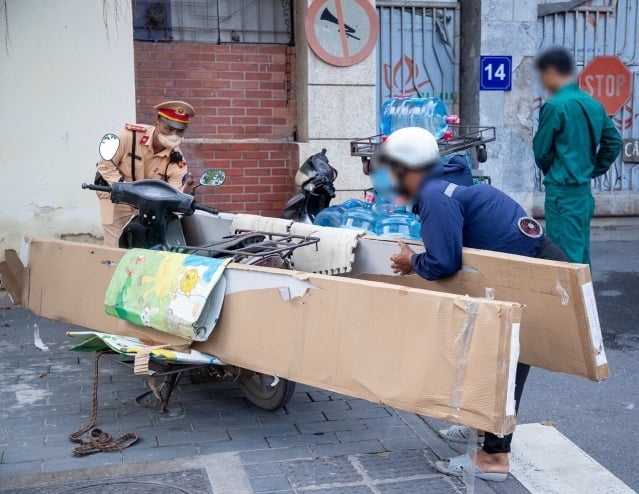 Gallery - Tài xế ở Hà Nội trần tình việc xịt sơn đỏ biển số xe để 'né' phạt nguội: 'Không rõ ai làm' - image 1