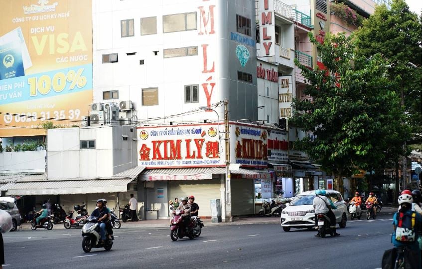 Gallery - Loạt tiệm vàng Ngọc Tâm, Kim Lý, Ngọc Châu Âu cửa đóng then cài, nội dung thông báo gây chú ý - image 1
