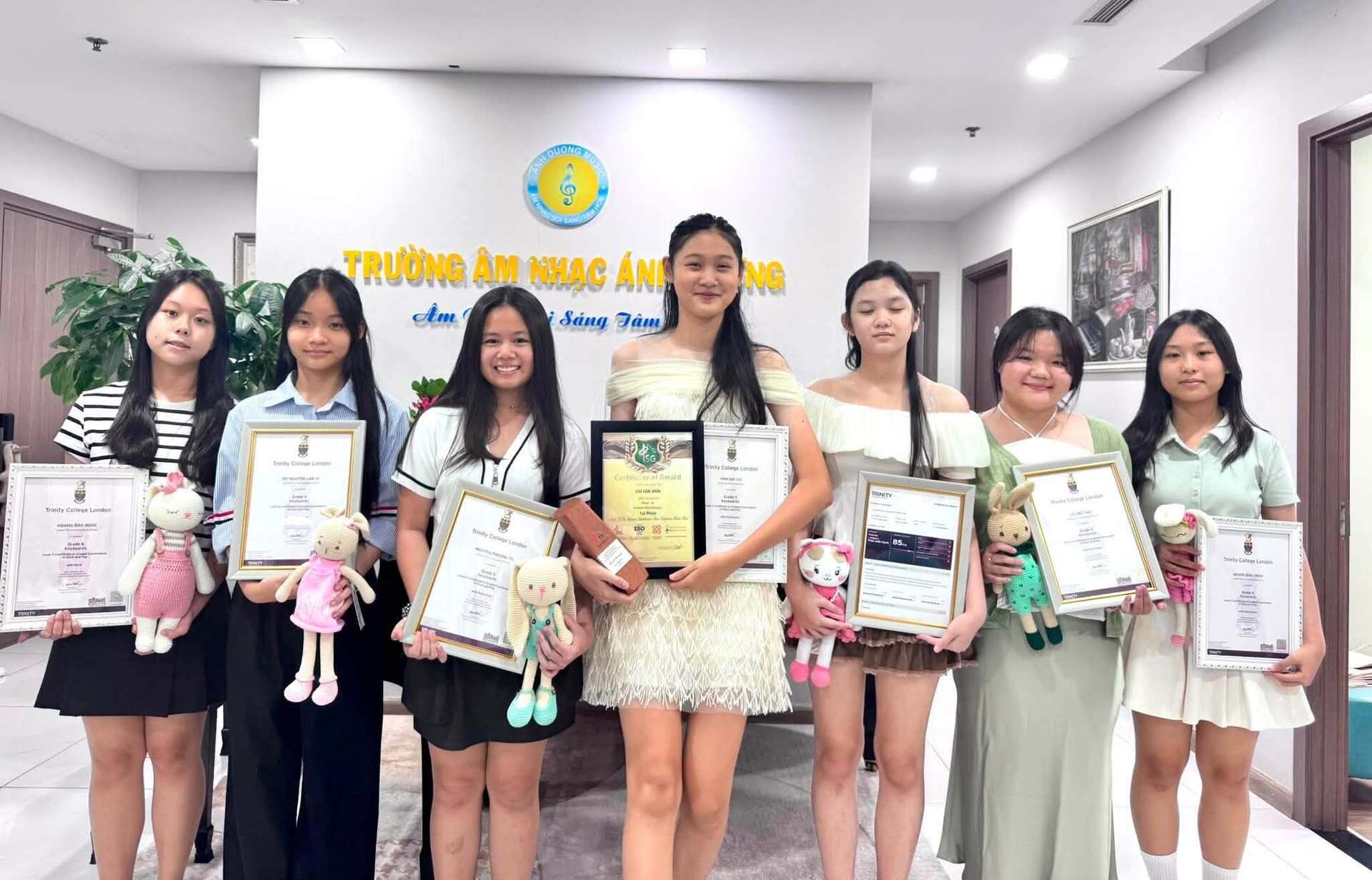 Gallery - Sao Việt 14/7: Bảo Thy bất ngờ khoe ảnh cùng Erling Haaland? Nhan sắc NSND Thu Hà 'Lá ngọc cành vàng' gây chú ý - image 1
