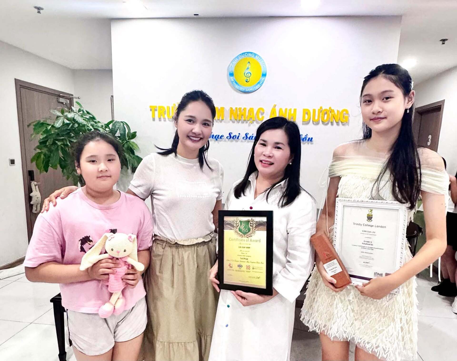 Gallery - Sao Việt 14/7: Bảo Thy bất ngờ khoe ảnh cùng Erling Haaland? Nhan sắc NSND Thu Hà 'Lá ngọc cành vàng' gây chú ý - image 2
