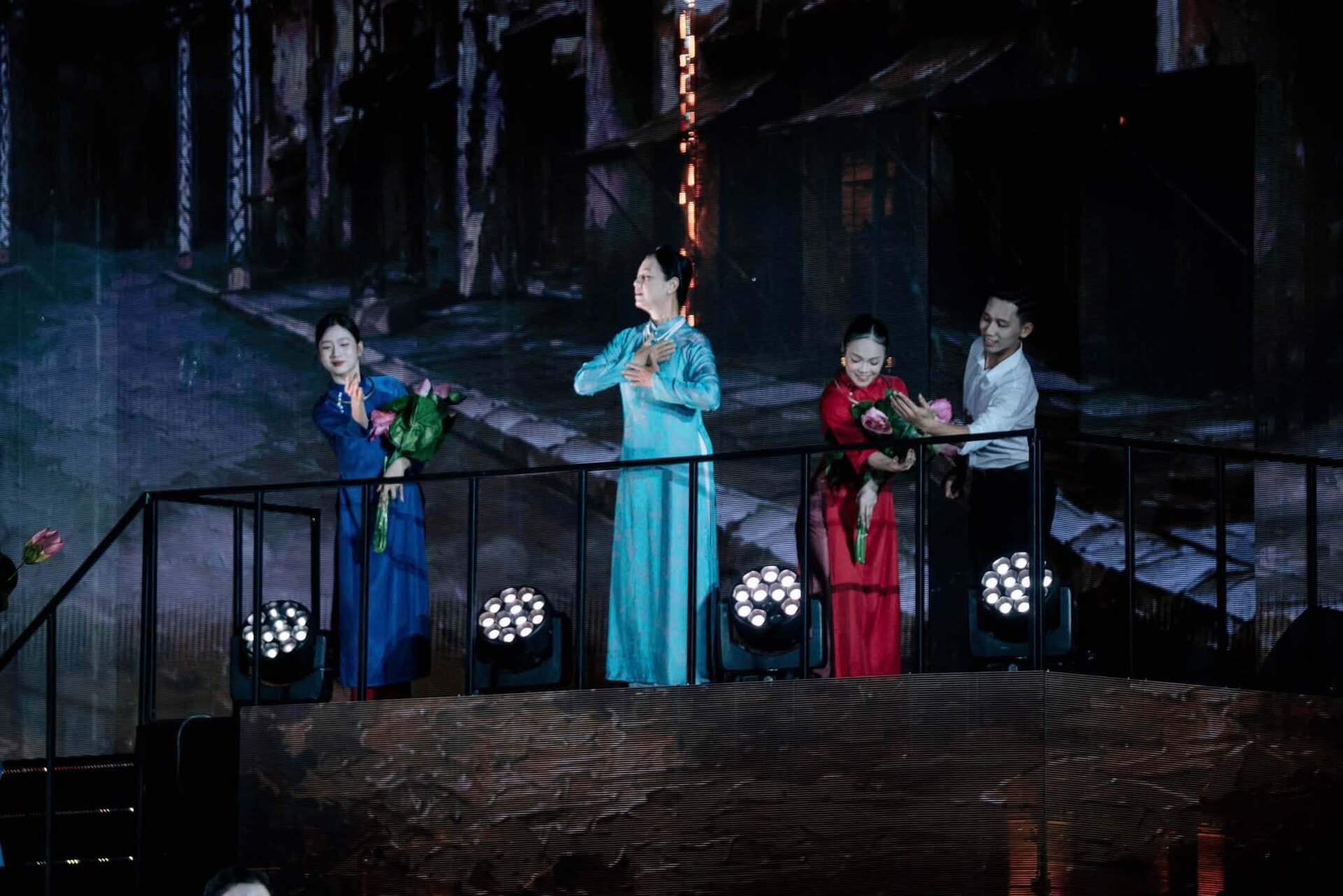 Gallery - Sao Việt 14/7: Bảo Thy bất ngờ khoe ảnh cùng Erling Haaland? Nhan sắc NSND Thu Hà 'Lá ngọc cành vàng' gây chú ý - image 21
