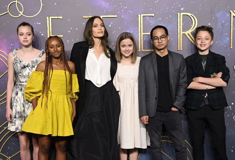 Gallery - Nối gót Shiloh, Maddox và Zahara chính thức công khai đăng thông báo bỏ họ Brad Pitt trong tháng 7 này - image 3