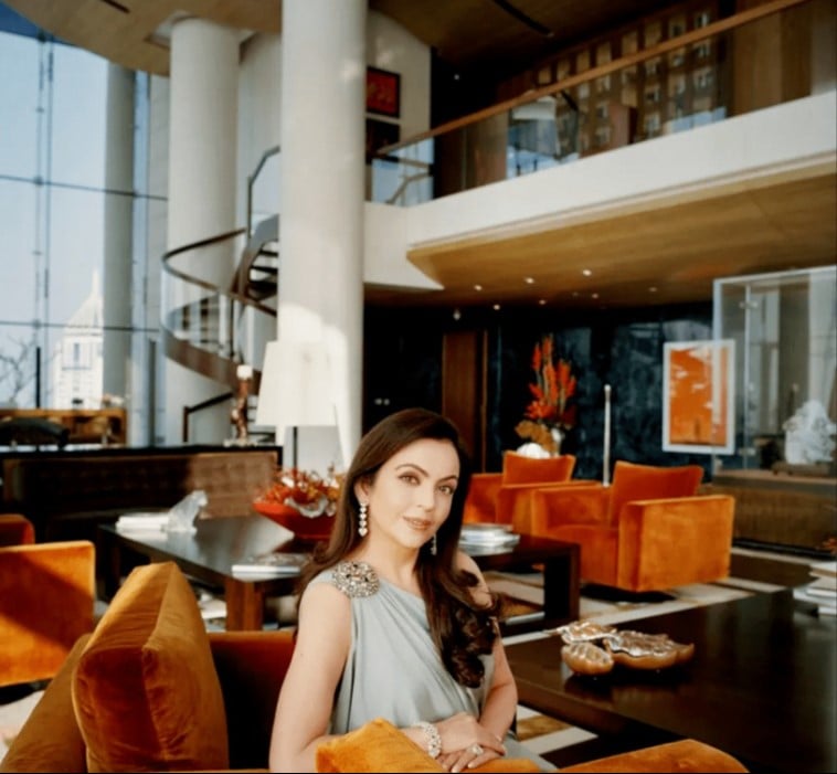 Gallery - Vợ tỷ phú giàu nhất châu Á: Từ vũ công một bước hóa rồng, không đi một đôi giày tới lần thứ 2, sống trong tòa nhà 55.000 tỷ có 600 giúp việc, đeo vòng cổ 1.500 tỷ - image 4