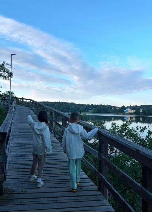 Gallery - Vợ chồng Hồ Ngọc Hà cùng Kim Lý đưa hai con Lisa, Leon về Thụy Điển nghỉ hè, quây quần bên ông bà nội - image 1