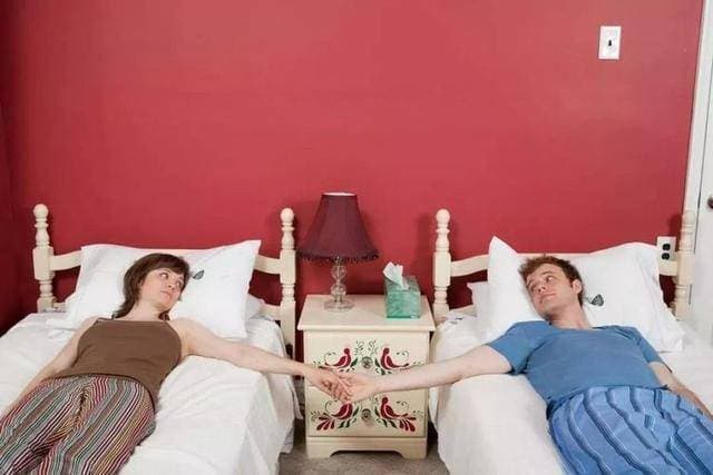 Vì sao vợ chồng trên 50 tuổi cần ngủ giường riêng? Những người đã trải  nghiệm sẽ cho bạn biết 3 lợi ích