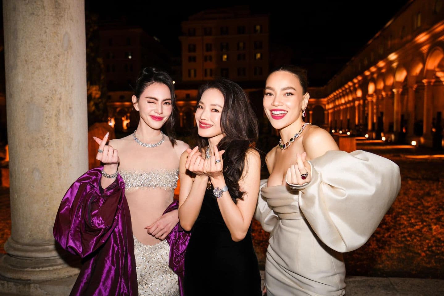 ho-ngoc-ha-ben-thu-ky-va-mai-davika-qua-camera-thuong-nhan-sac-lieu-co-lep-ve-1-ngoisaovn-w1439-h960 5