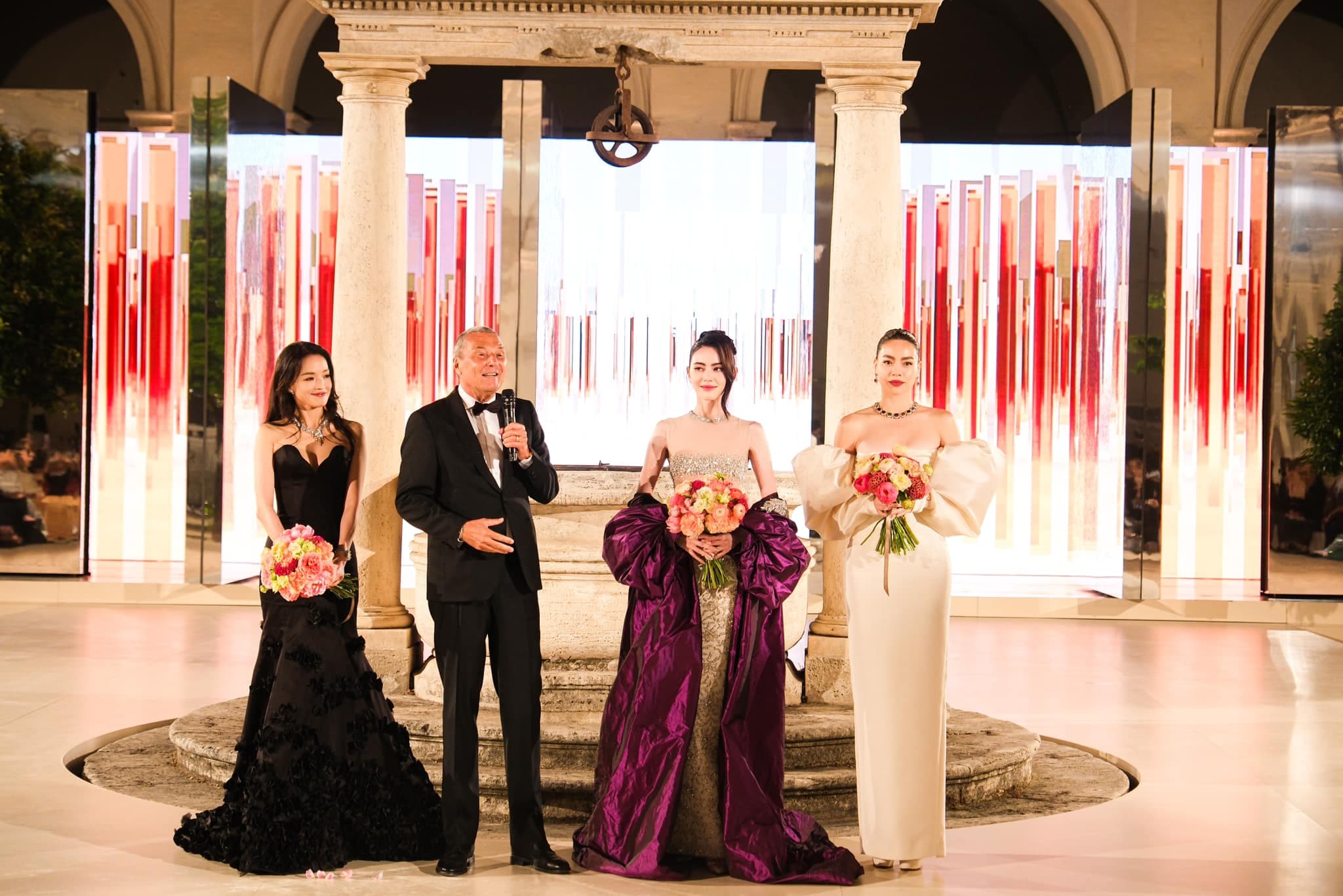 ho-ngoc-ha-ben-thu-ky-va-mai-davika-qua-camera-thuong-nhan-sac-lieu-co-lep-ve-3-ngoisaovn-w2048-h1366 3