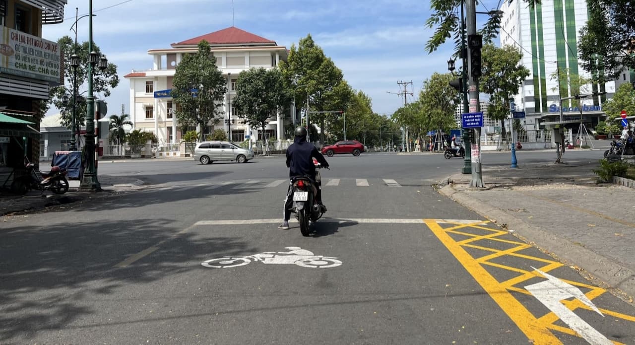 Vạch mắt võng là vạch gì? Trước làn rẽ phải, đèn đỏ nên đi tiếp hay dừng lại để không bị phạt?