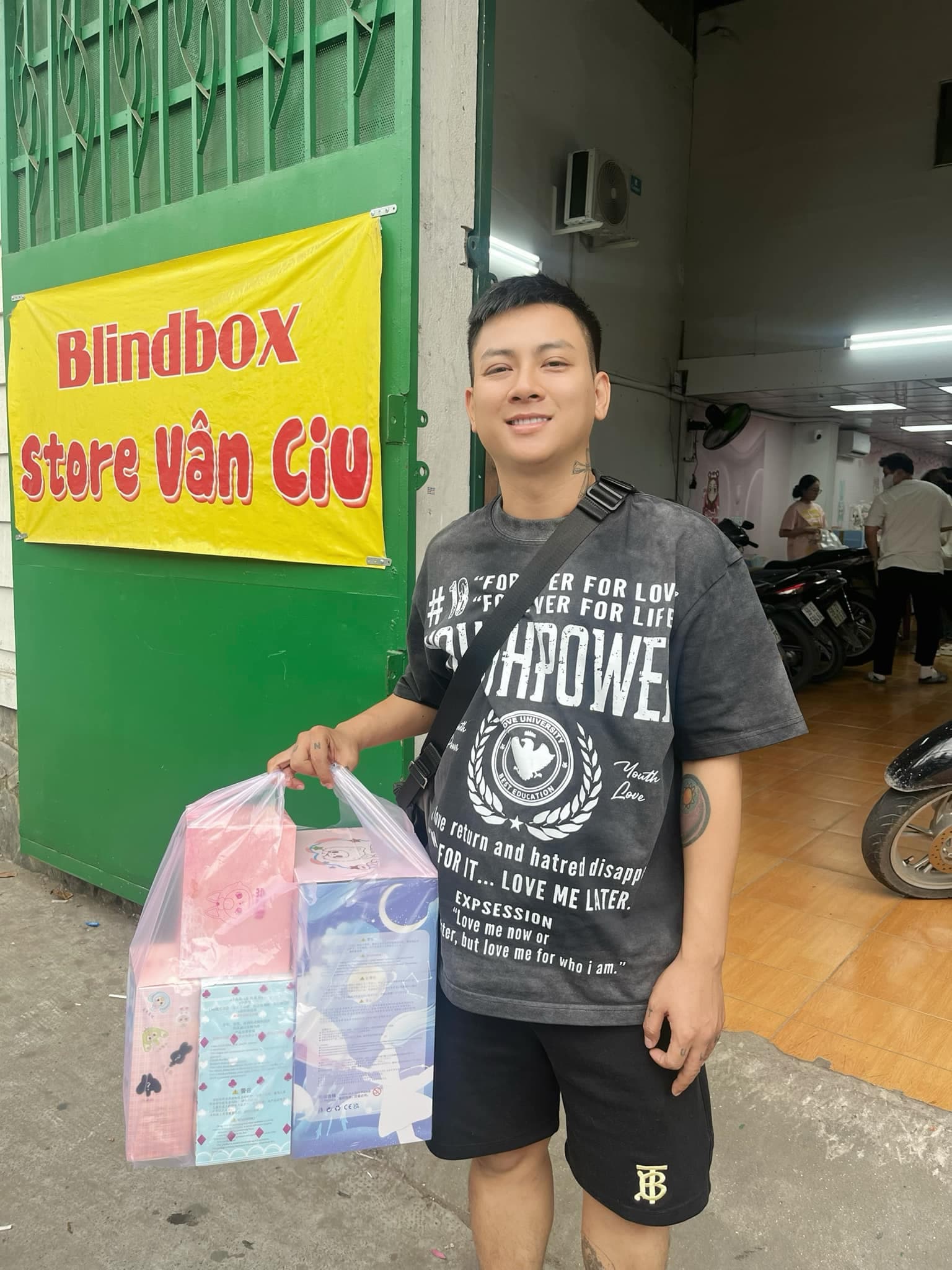 Hoài Lâm tung ảnh cực tình tứ bên bạn gái, còn làm hành động ngọt ngào này (3).jpg 1