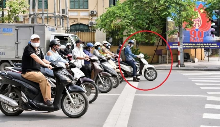 Mức phạt xe máy đè vạch dừng đèn đỏ: Người vi phạm nộp phạt cao nhất là bao nhiêu tiền? 1