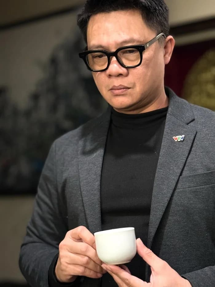 van-hugo-va-btv-quang-minh-dong-loat-co-dong-thai-giong-nhau-ve-vu-quang-cao-sua-gay-chu-y-2-ngoisaovn-w700-h933 2