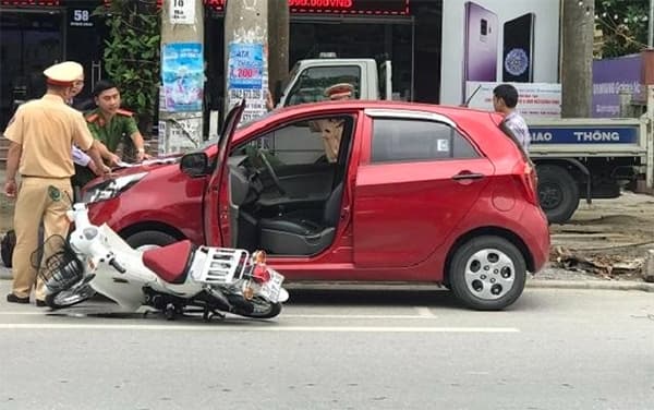 muc-phat-mo-cua-xe-khong-an-toan-tang-gap-3650-lan-len-toi-22-trieu-dong-ai-cung-can-than-trong (1).jpg 0