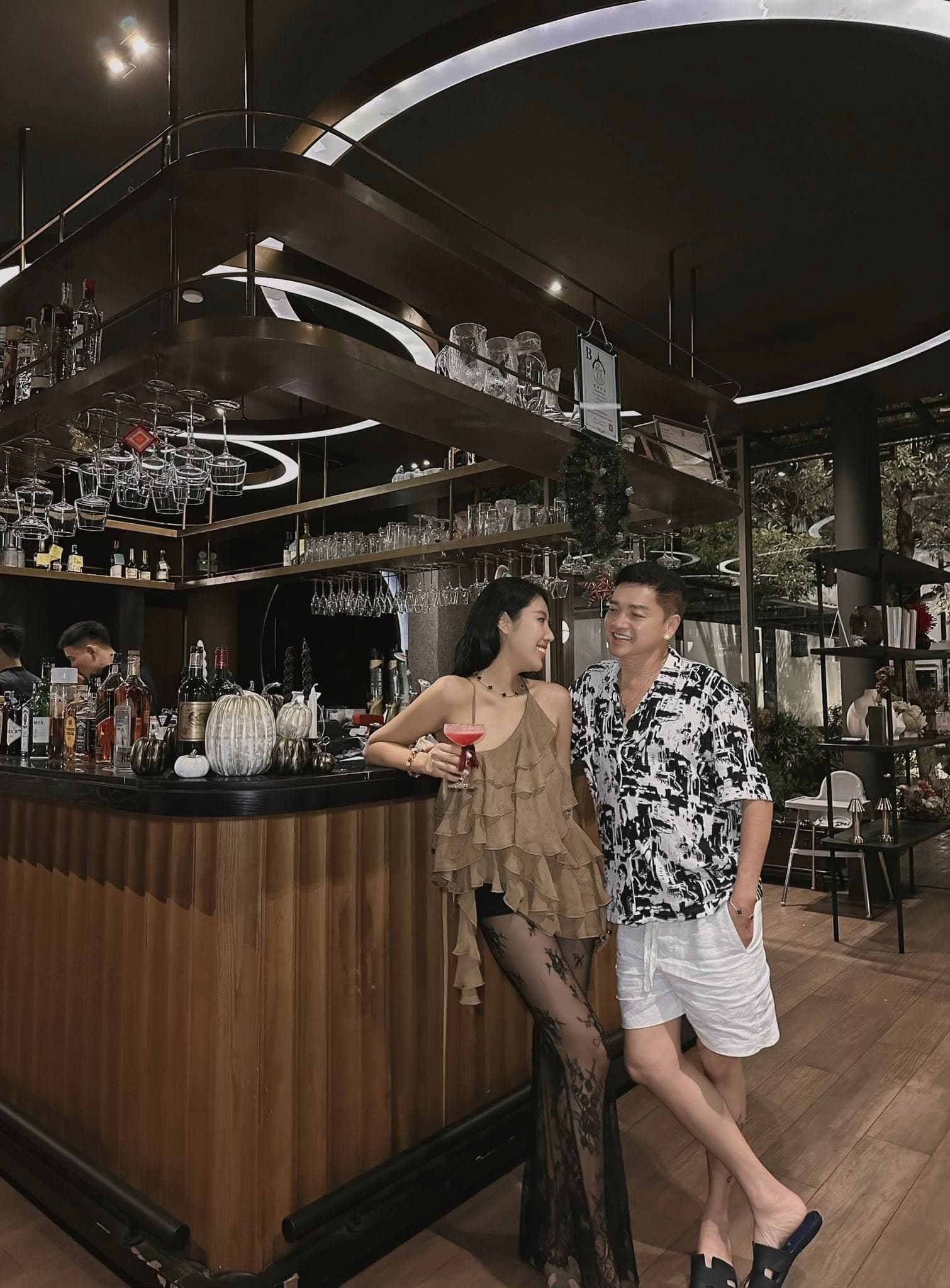 Gallery - Choáng ngợp cơ ngơi 4 tầng rộng 233m2 mà nghệ sĩ Quang Minh dành tặng vợ trẻ kém 37 tuổi sau khi sinh con trai - image 2