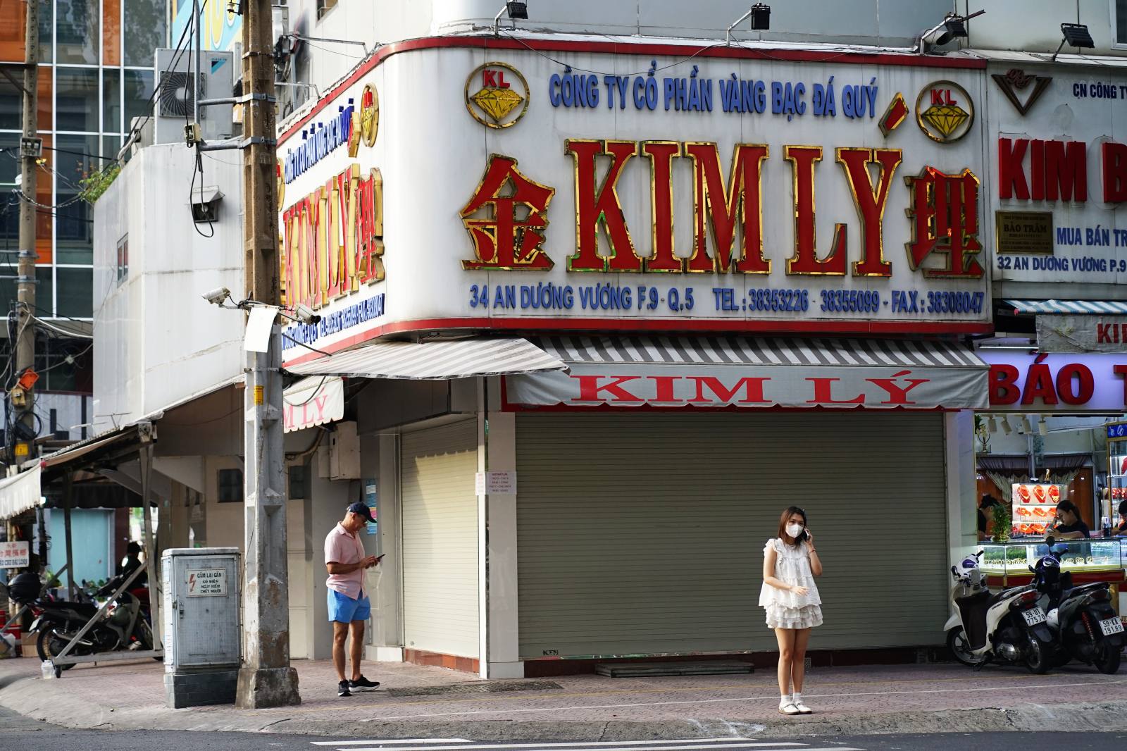 Gallery - Loạt tiệm vàng Ngọc Tâm, Kim Lý, Ngọc Châu Âu cửa đóng then cài, nội dung thông báo gây chú ý - image 6
