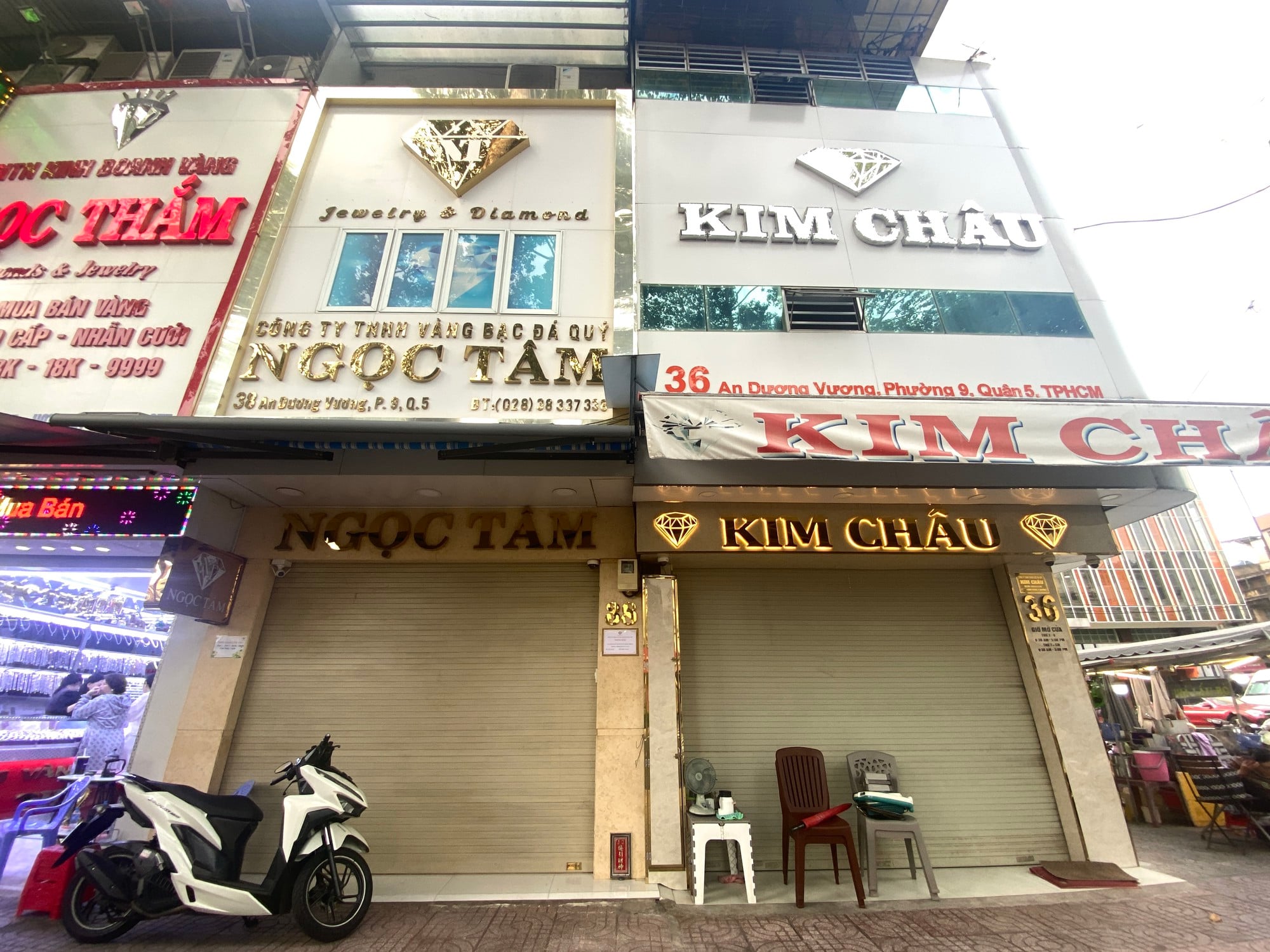 Gallery - Loạt tiệm vàng Ngọc Tâm, Kim Lý, Ngọc Châu Âu cửa đóng then cài, nội dung thông báo gây chú ý - image 7