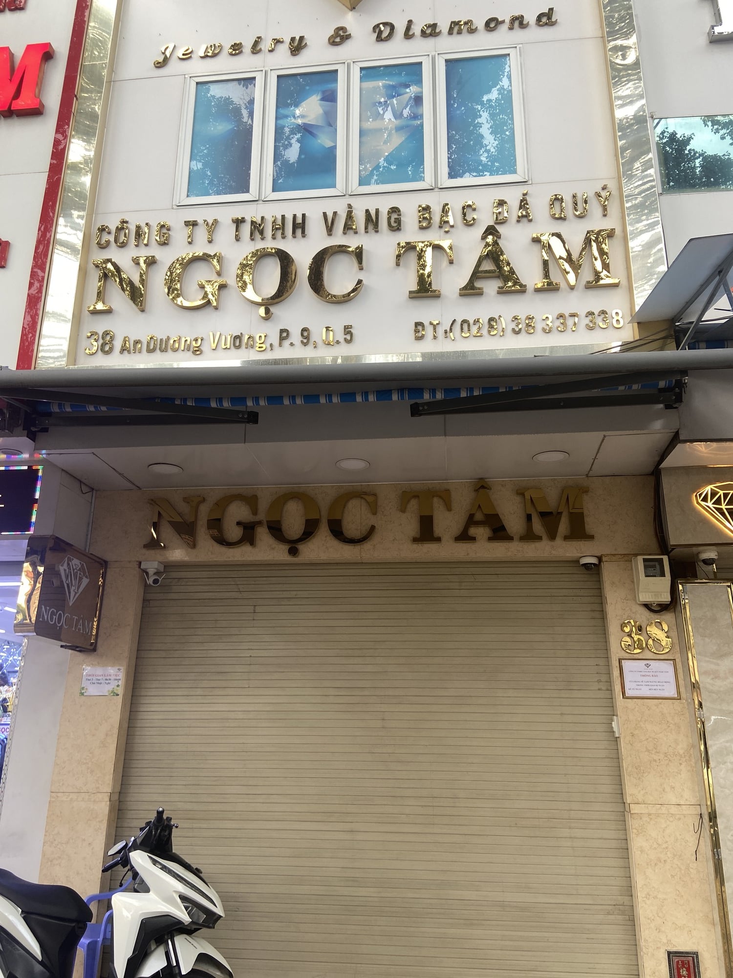 Gallery - Loạt tiệm vàng Ngọc Tâm, Kim Lý, Ngọc Châu Âu cửa đóng then cài, nội dung thông báo gây chú ý - image 9