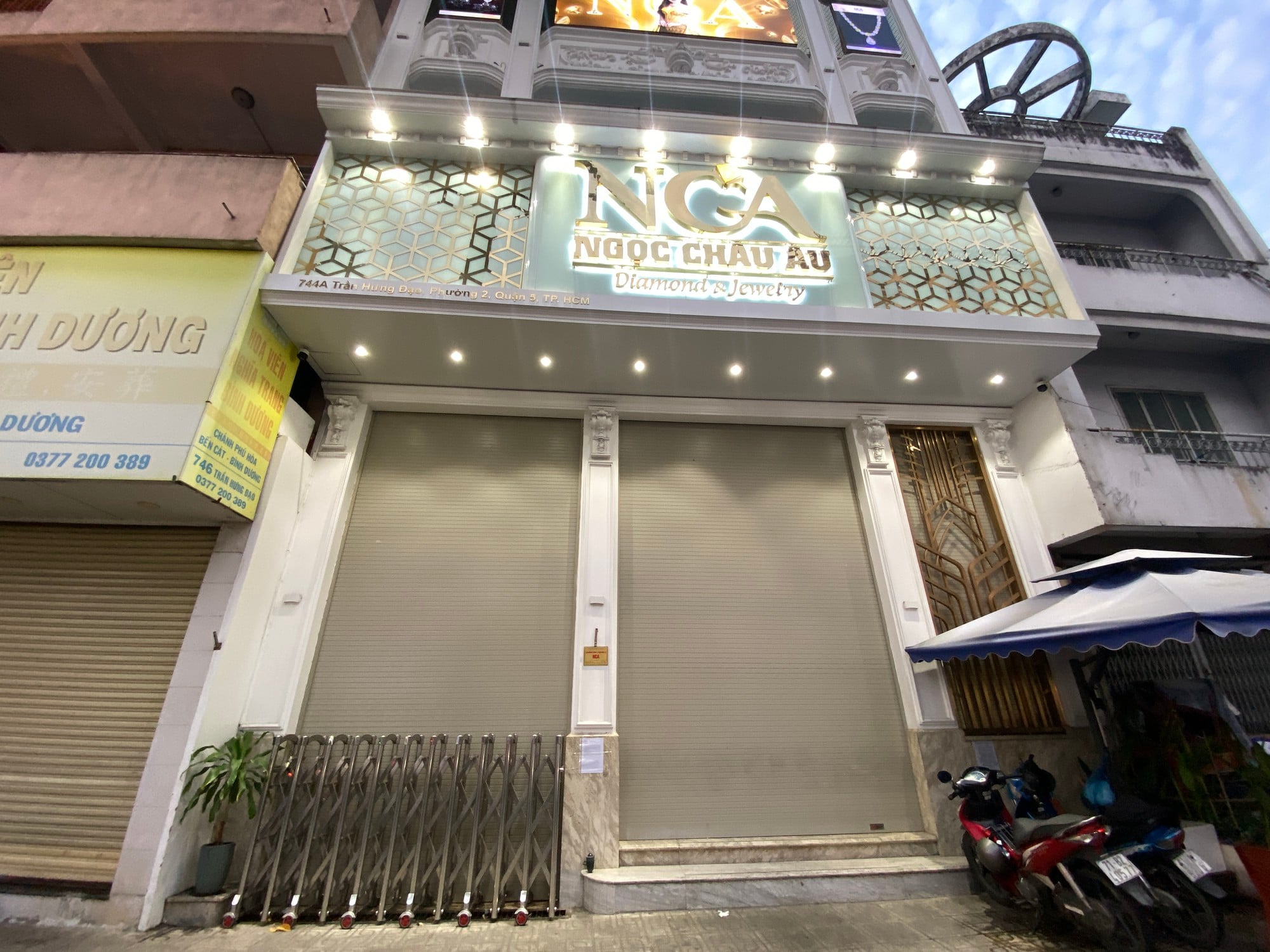 Gallery - Loạt tiệm vàng Ngọc Tâm, Kim Lý, Ngọc Châu Âu cửa đóng then cài, nội dung thông báo gây chú ý - image 11