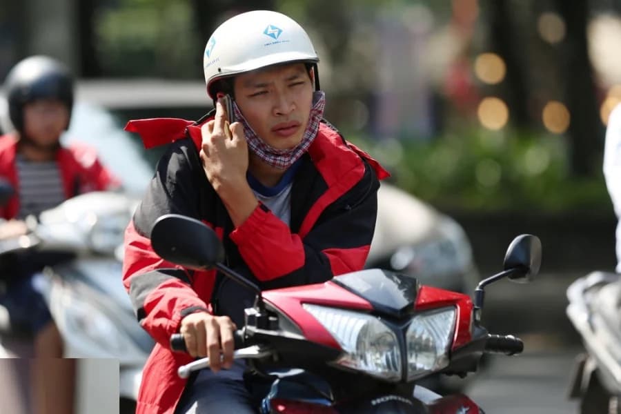 Từ nay, vừa lái xe vừa nghe điện thoại bị phạt 10 triệu đồng, đúng không? 1