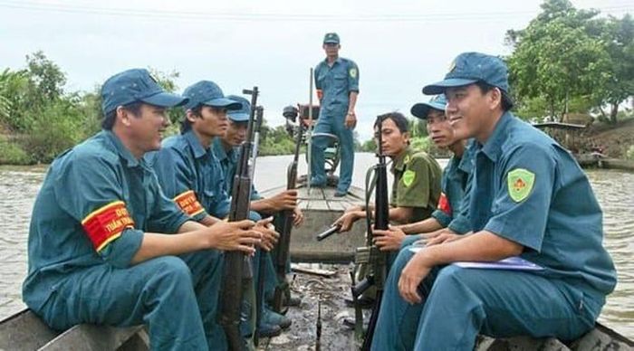 Anh còn tham gia đội dân quân tự vệ địa phương, góp phần bảo vệ quê hương.