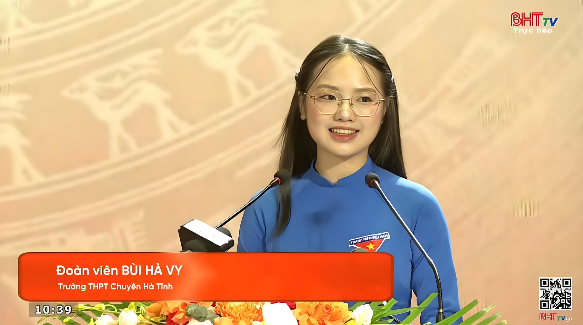 Profile siêu xịn của nữ đoàn viên áo xanh đang HOT nhất MXH: Vừa lên mạng đã va phải 