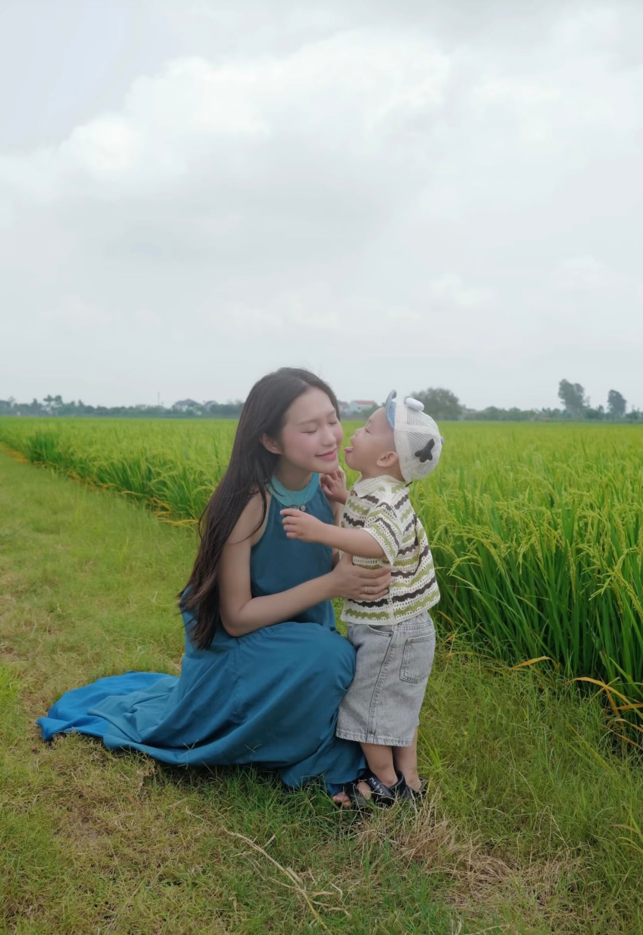 Doãn Hải My lộ vòng 2 lùm lùm khi về quê Văn Hậu - áº¢nh 2.