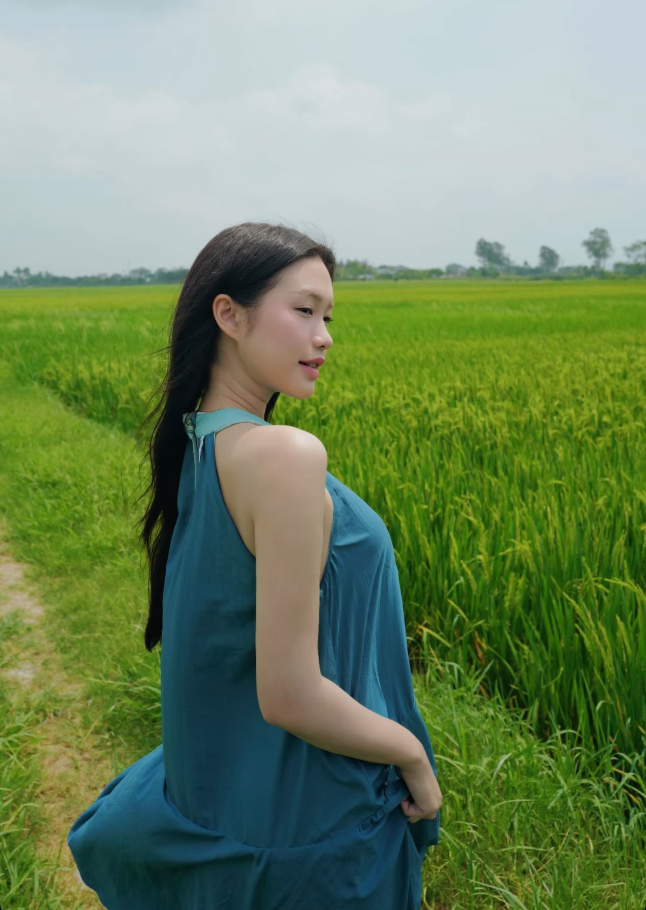 Doãn Hải My lộ vòng 2 lùm lùm khi về quê Văn Hậu - áº¢nh 3.