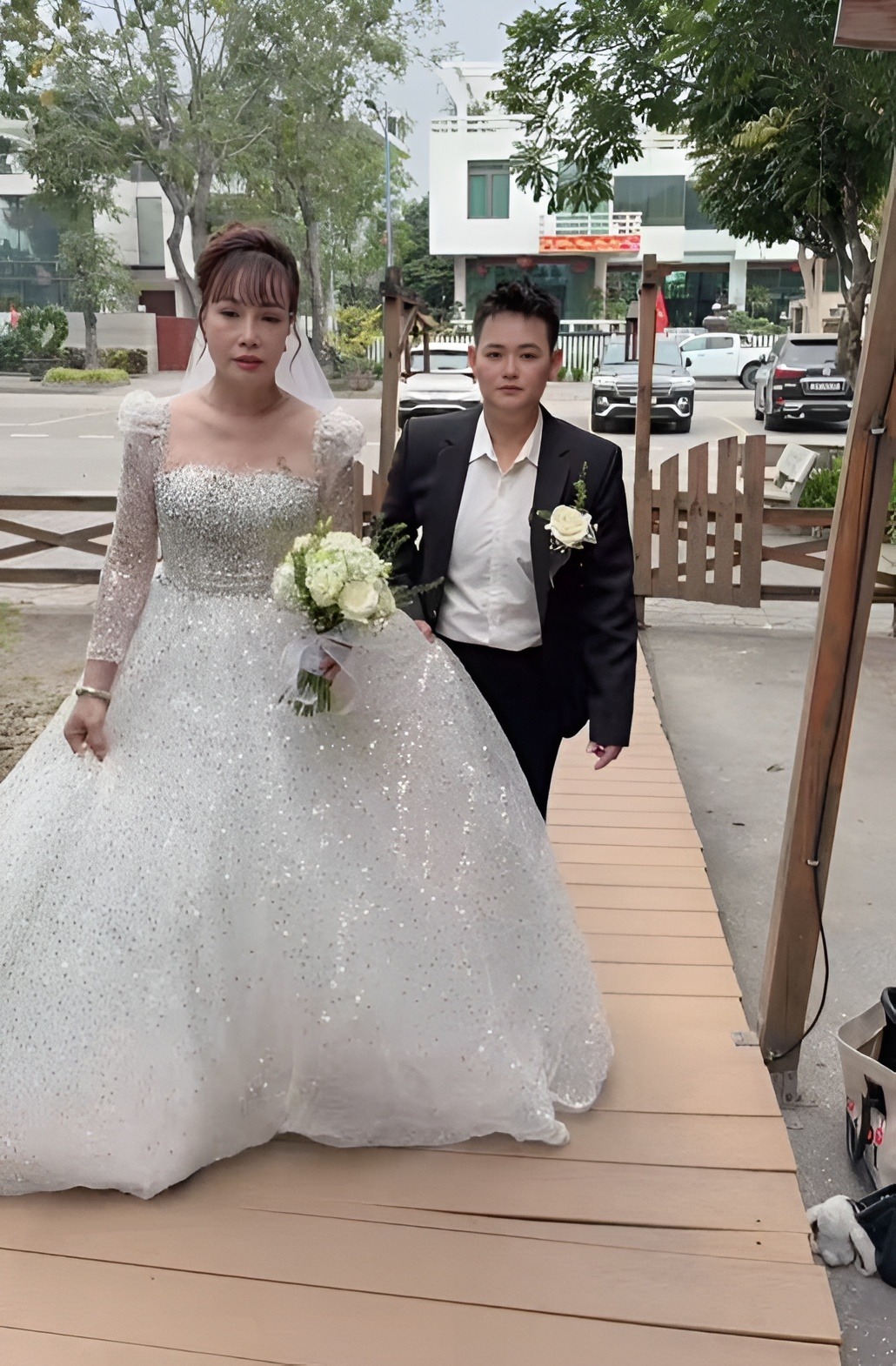 “Cô dâu 62 tuổi” Thu Sao chụp ảnh cưới với tình trẻ sau ly hôn, thái độ của bạn trai kém tuổi gây chú ý - áº¢nh 2.