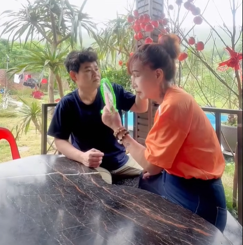 “Cô dâu 62 tuổi” Thu Sao chụp ảnh cưới với tình trẻ sau ly hôn, thái độ của bạn trai kém tuổi gây chú ý - áº¢nh 4.
