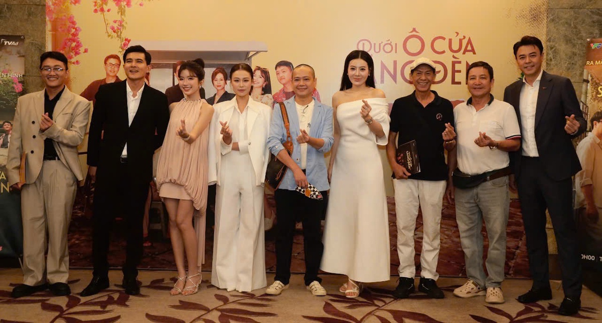 Dàn diễn viên phim 'Dưới ô cửa sáng đèn' tại họp báo